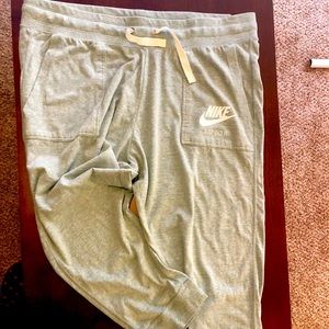 Nike standard fit crop sweats